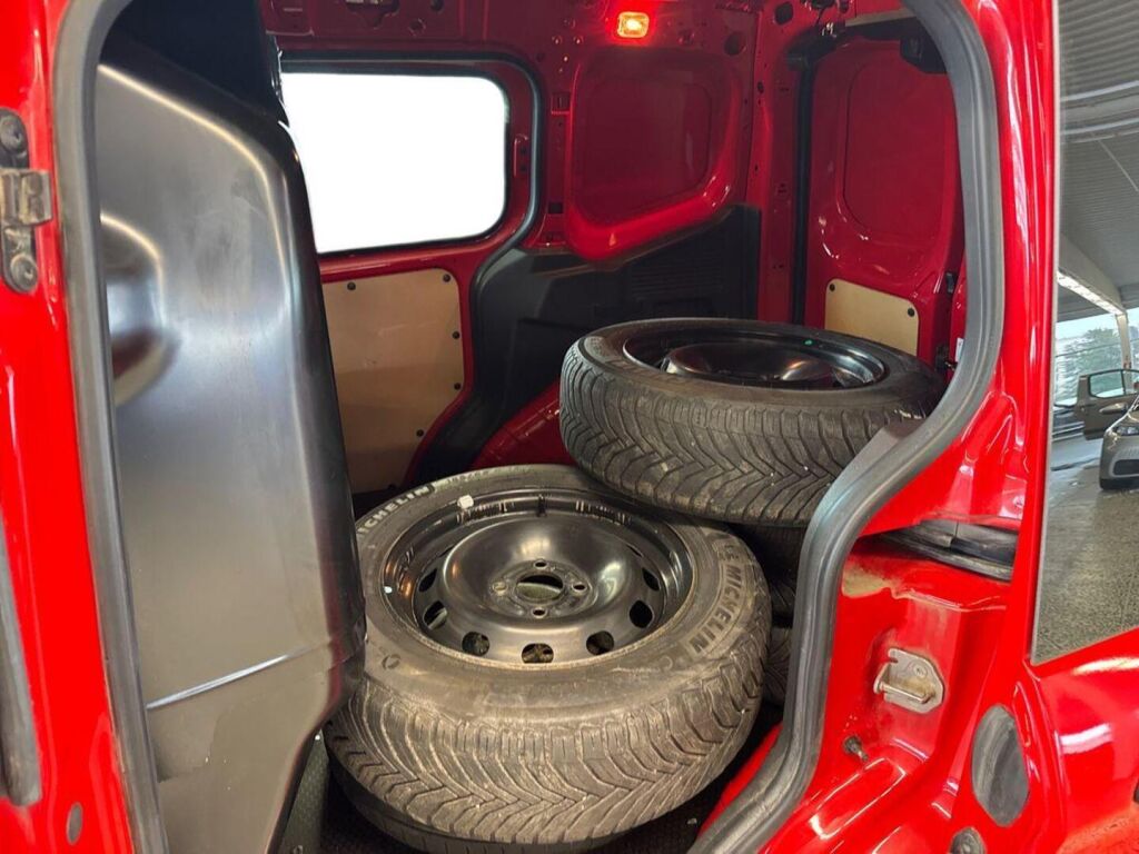 Ford Transit Courier 2021 Punainen