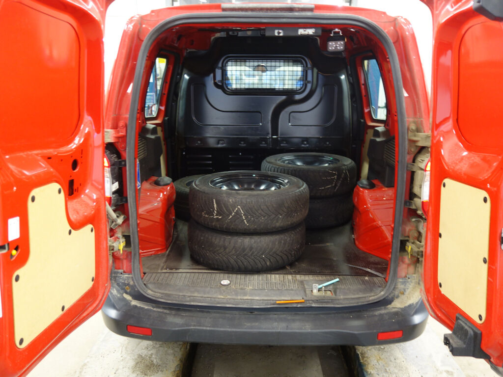 Ford Transit Courier 2021 Punainen