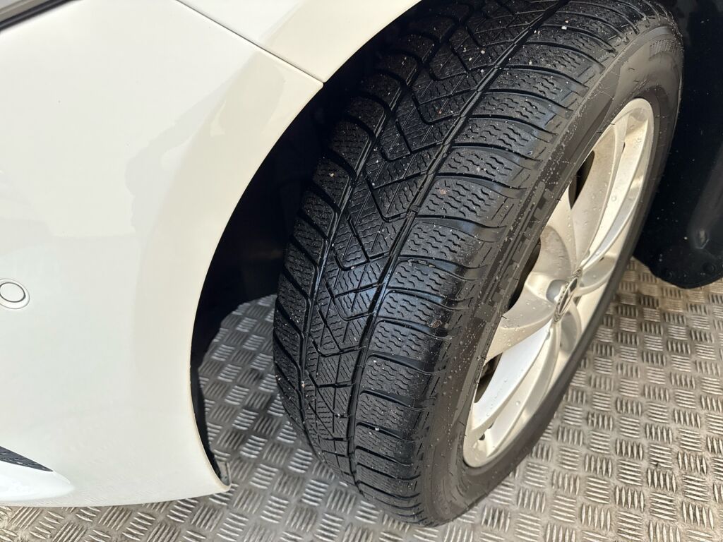 Mercedes-Benz A 2020 Valkoinen