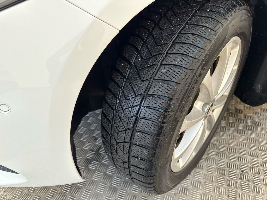 Mercedes-Benz A 2020 Valkoinen