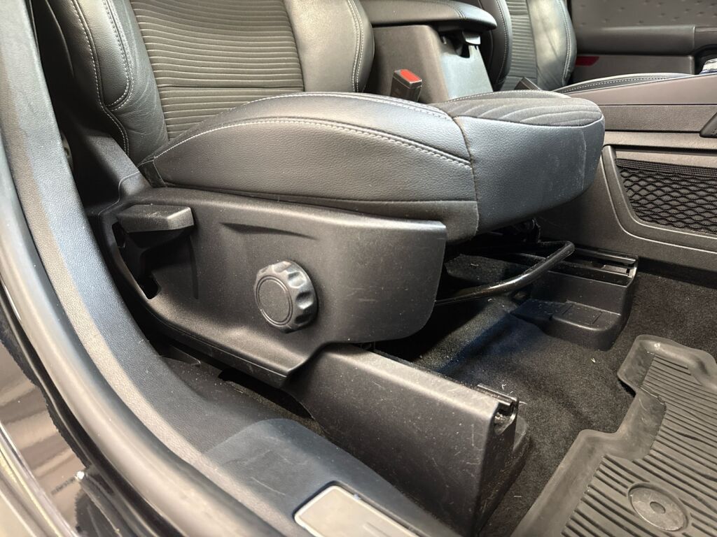 Ford Kuga 2021 Musta