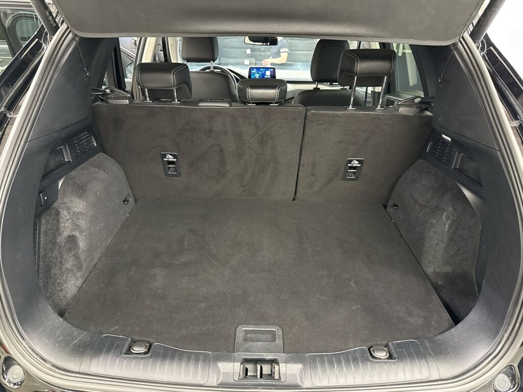 Ford Kuga 2021 Musta