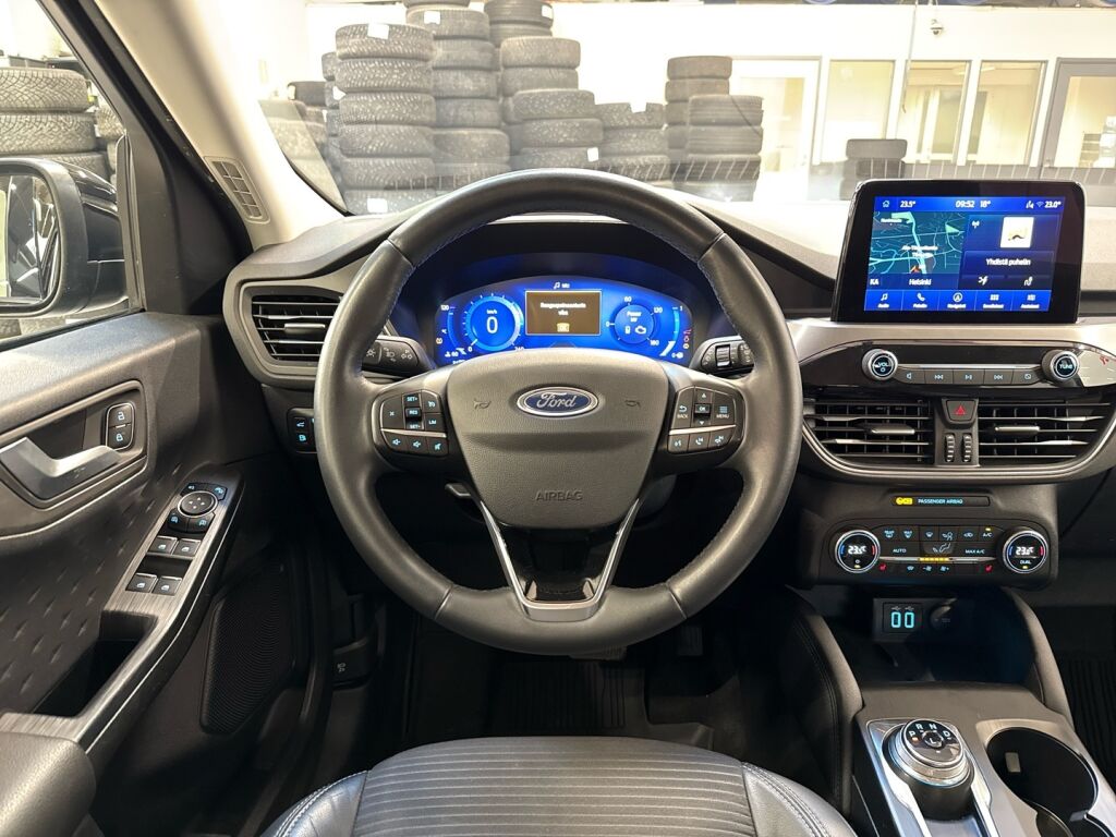 Ford Kuga 2021 Musta