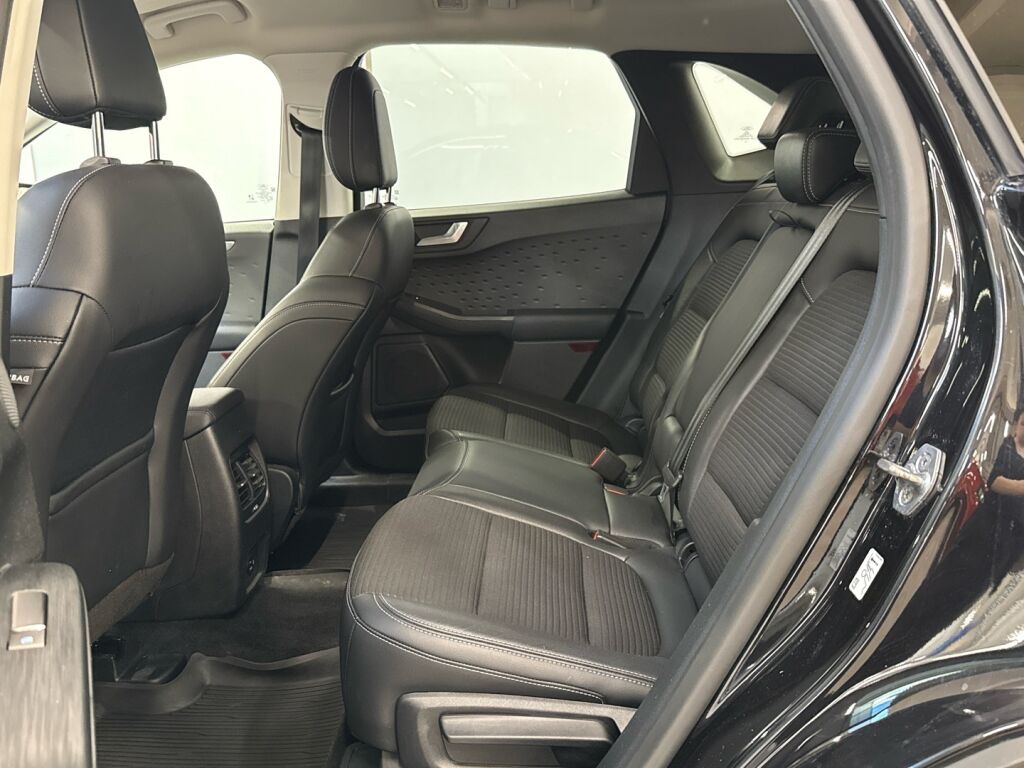 Ford Kuga 2021 Musta