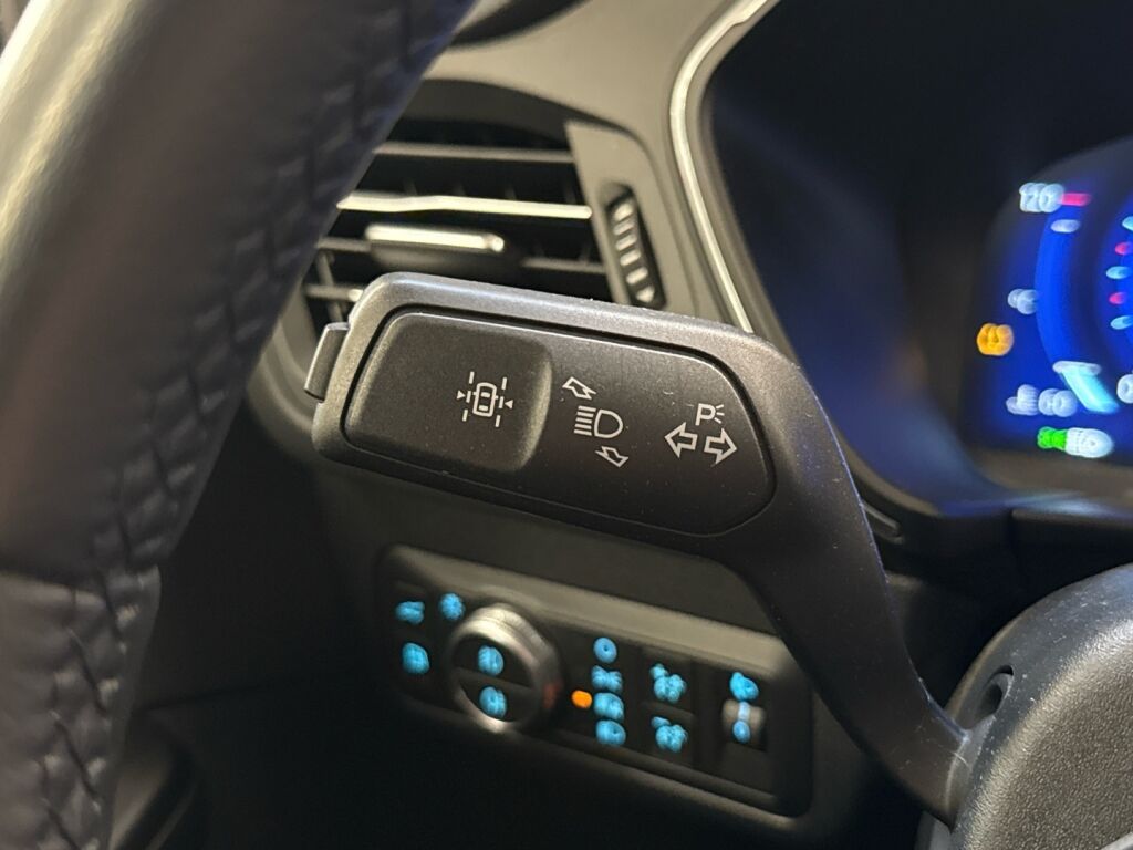 Ford Kuga 2021 Musta