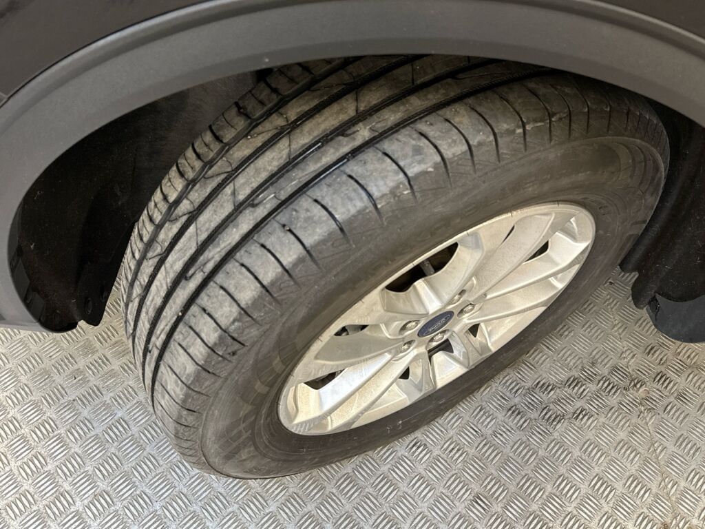 Ford Kuga 2021 Musta