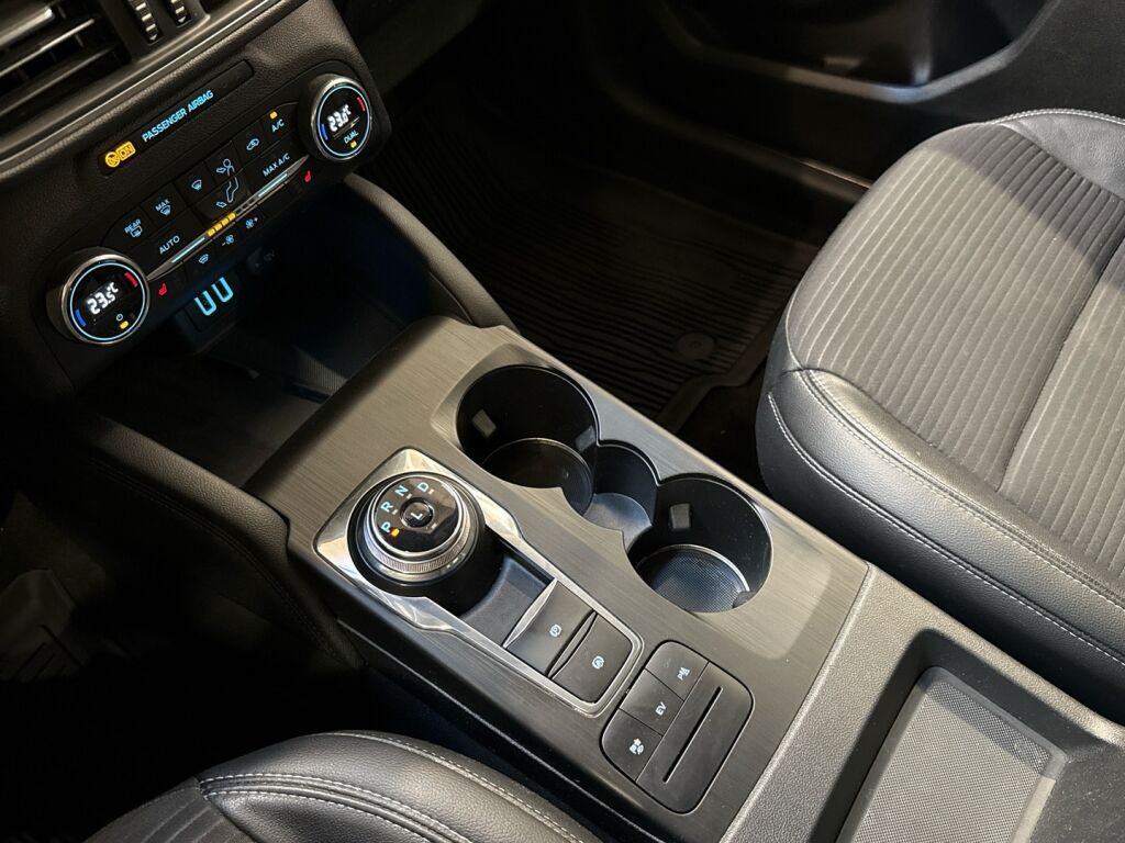 Ford Kuga 2021 Musta