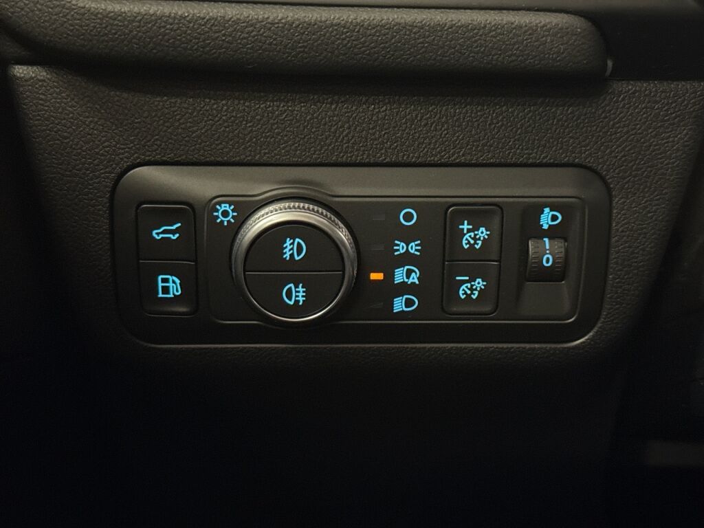 Ford Kuga 2021 Musta