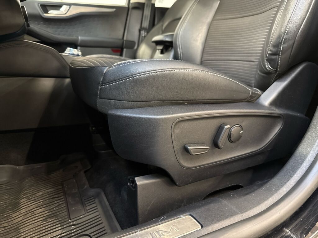 Ford Kuga 2021 Musta