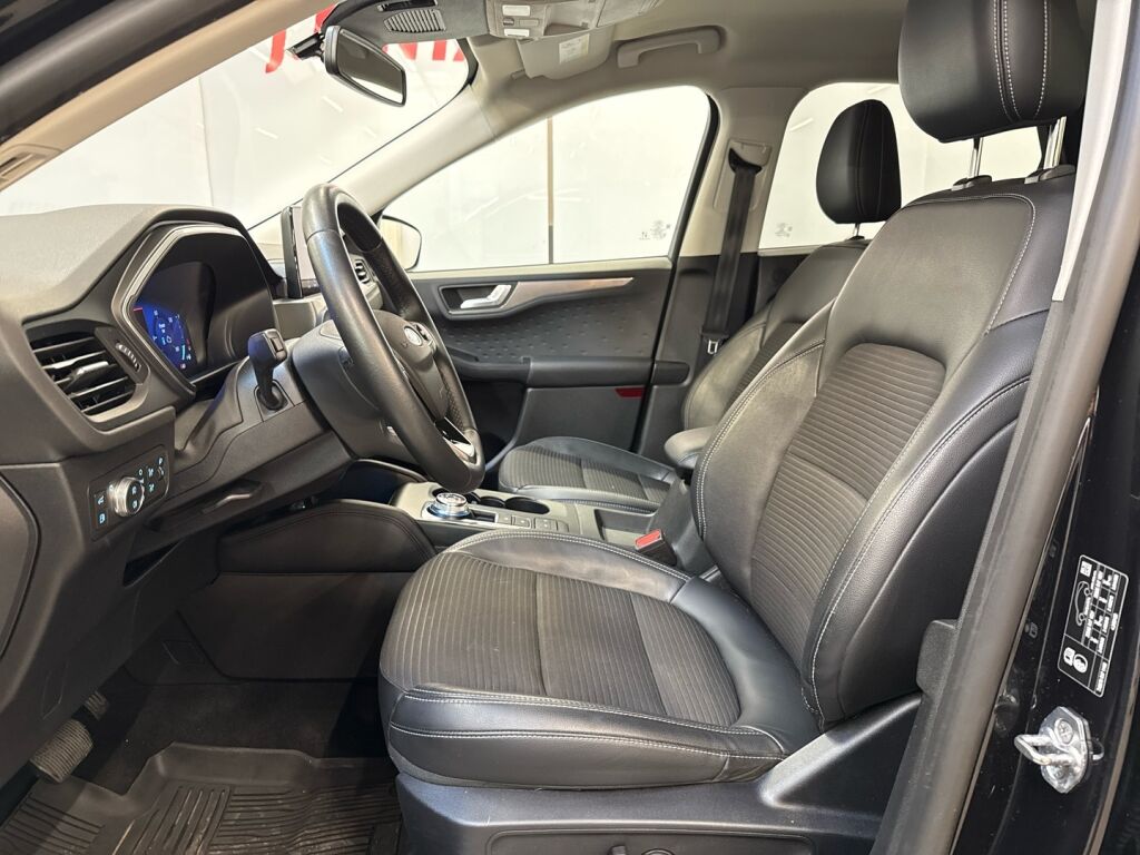 Ford Kuga 2021 Musta