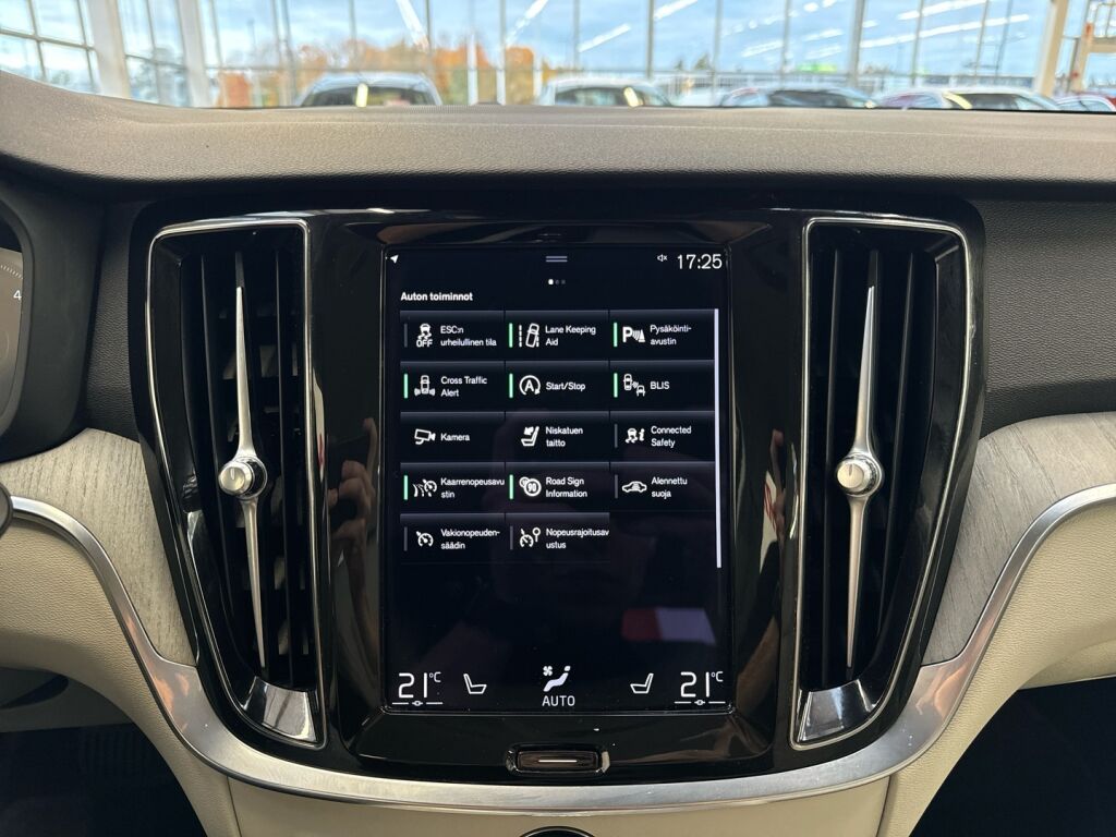 Volvo V60 2021 Musta