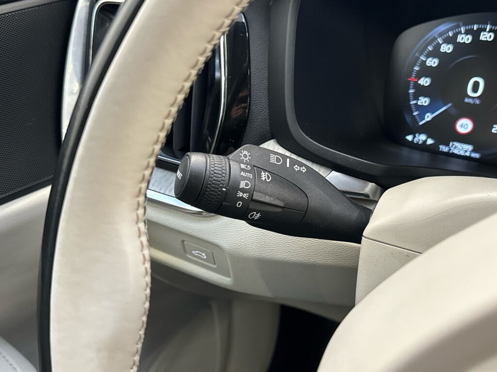 Volvo V60 2021 Musta