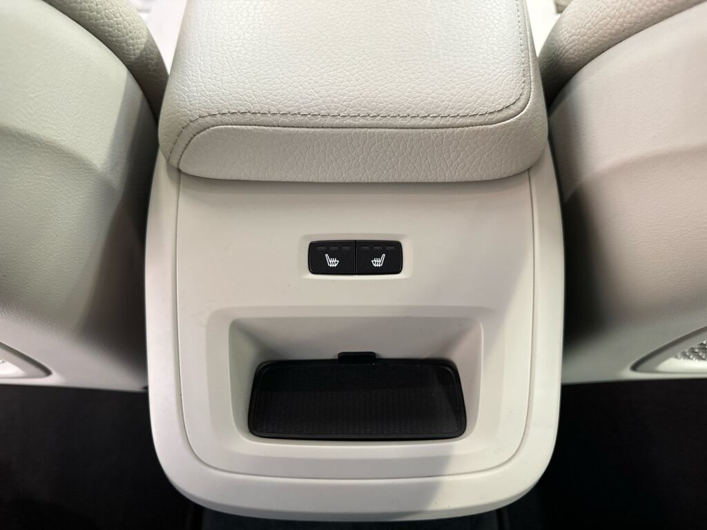 Volvo V60 2021 Musta