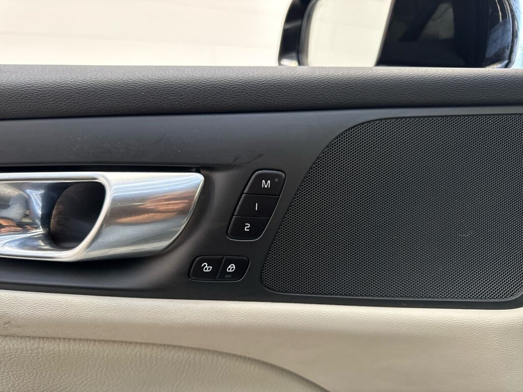 Volvo V60 2021 Musta