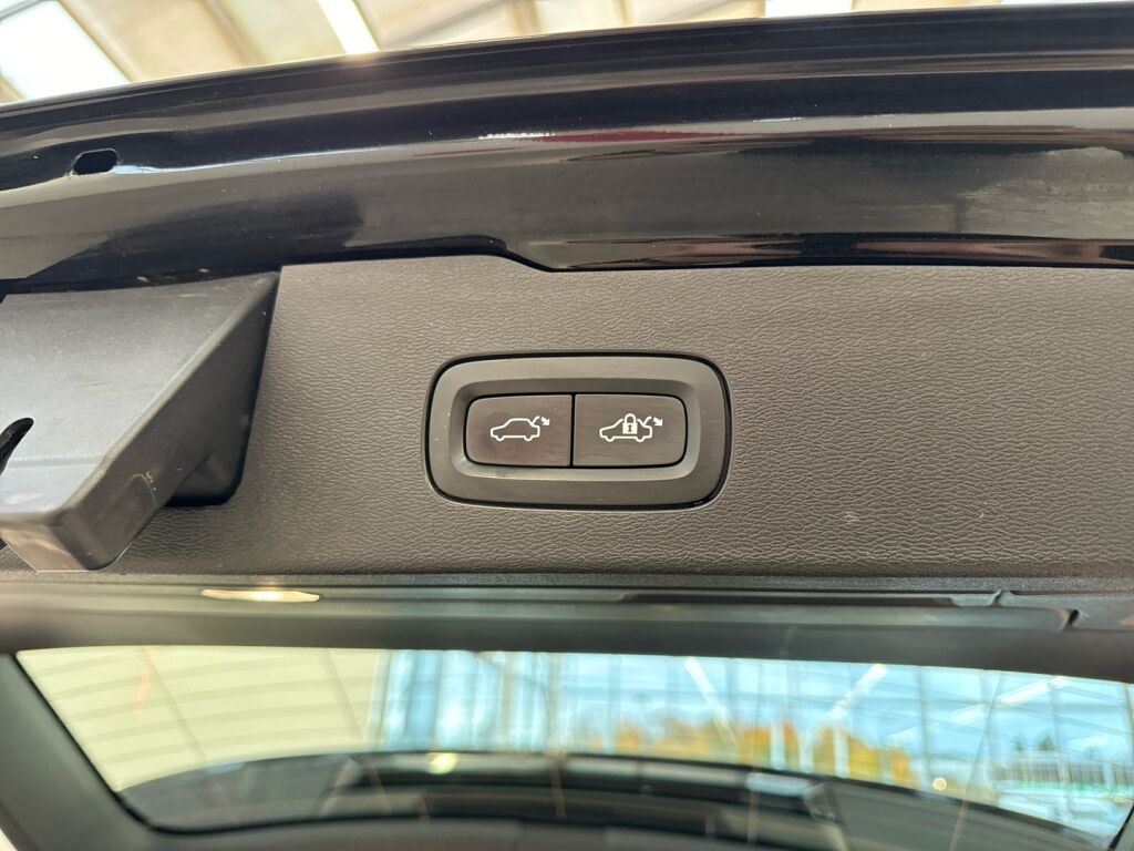 Volvo V60 2021 Musta