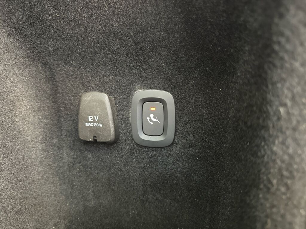 Volvo V60 2021 Musta