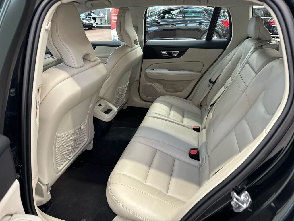 Volvo V60 2021 Musta
