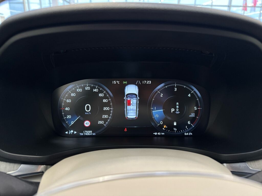 Volvo V60 2021 Musta