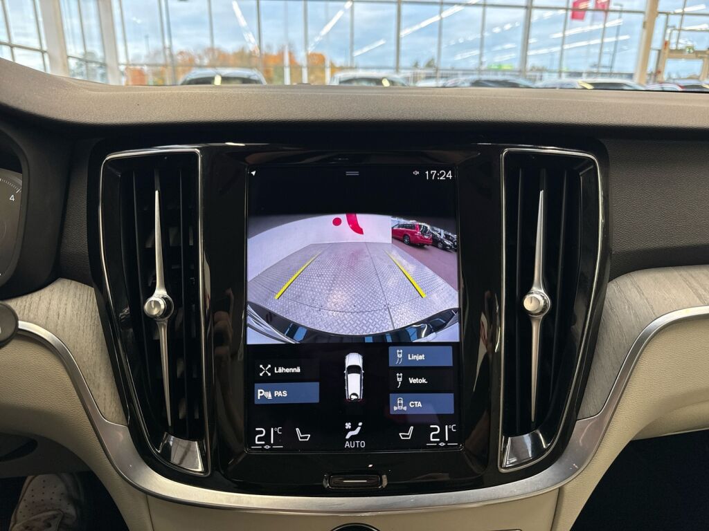 Volvo V60 2021 Musta