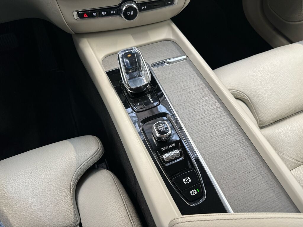 Volvo V60 2021 Musta