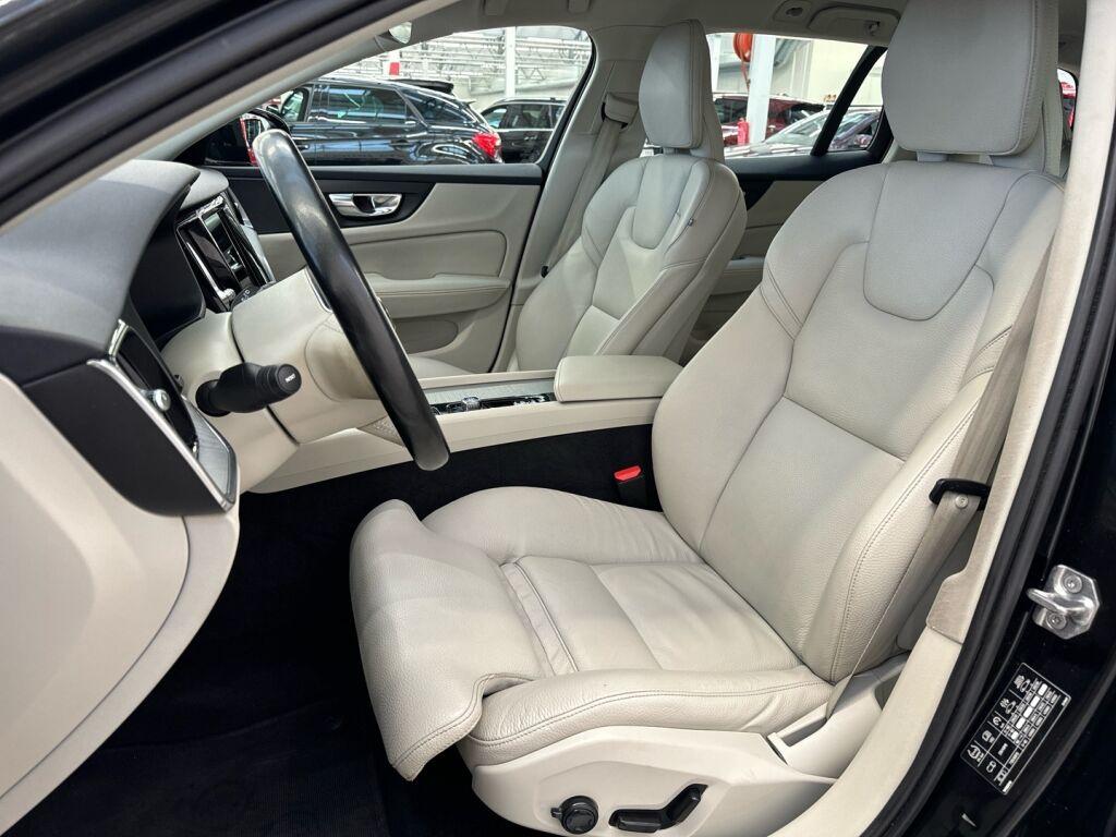 Volvo V60 2021 Musta