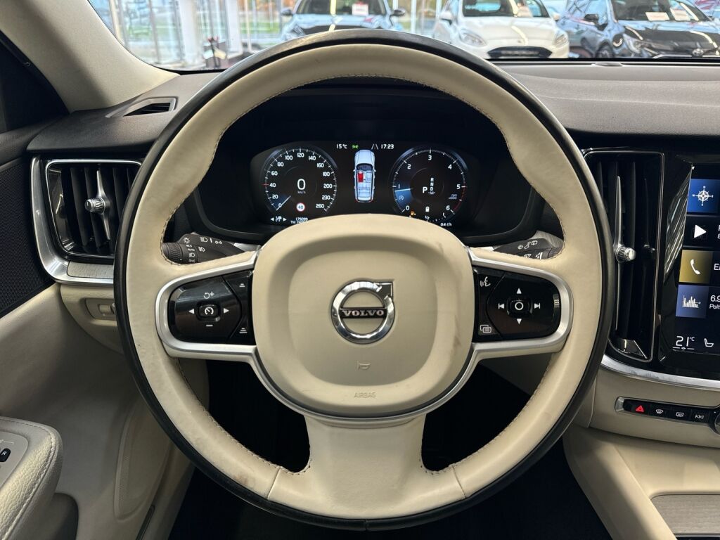 Volvo V60 2021 Musta