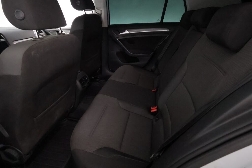 Volkswagen Golf 2018 Valkoinen