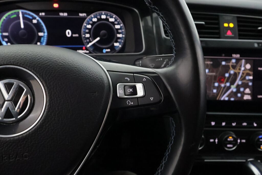 Volkswagen Golf 2018 Valkoinen