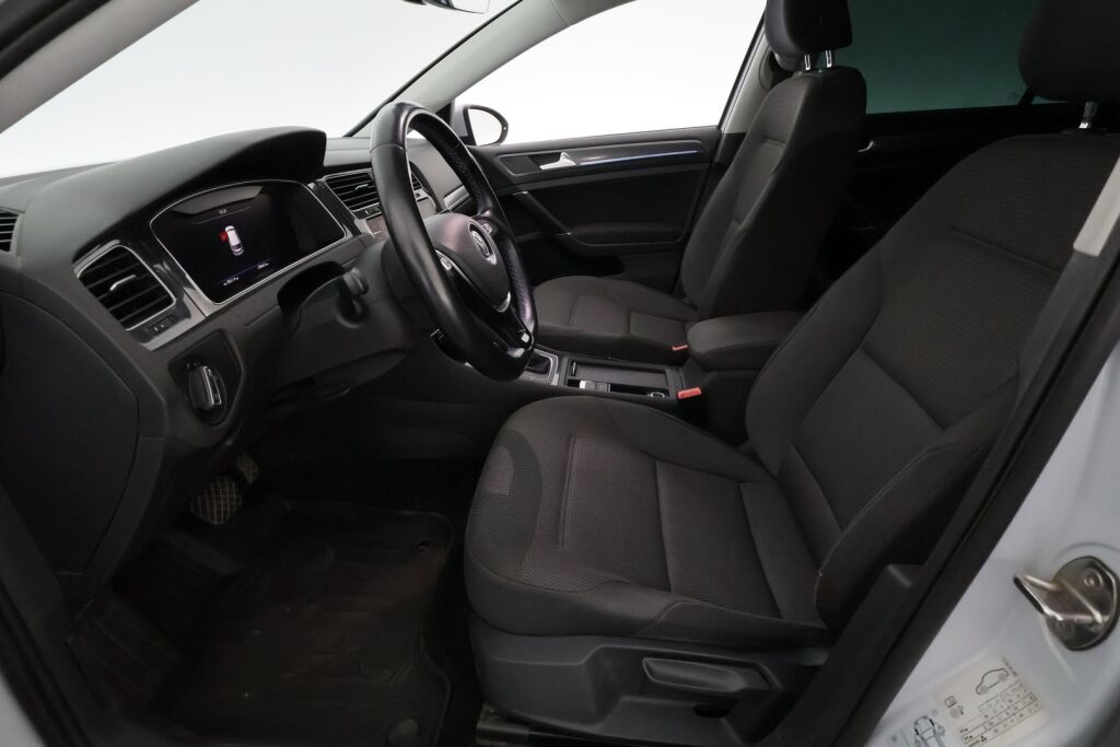 Volkswagen Golf 2018 Valkoinen