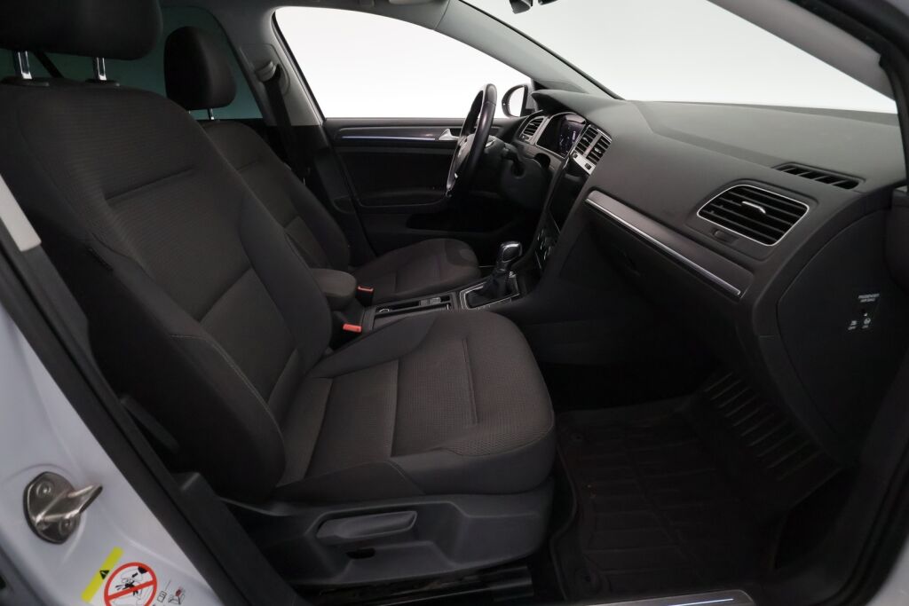 Volkswagen Golf 2018 Valkoinen