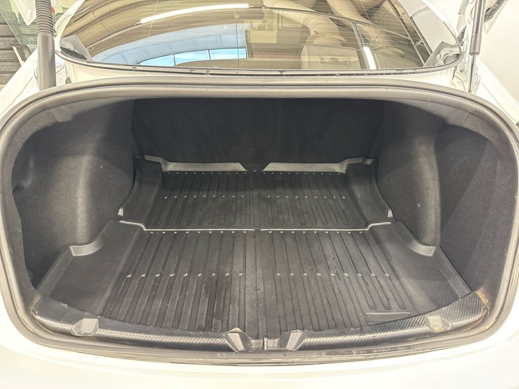 Tesla Model 3 2021 Valkoinen