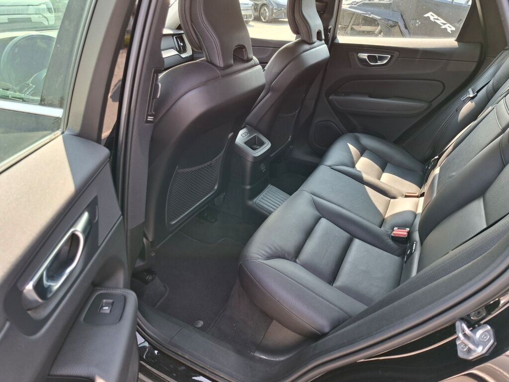 Volvo XC60 2021 Musta