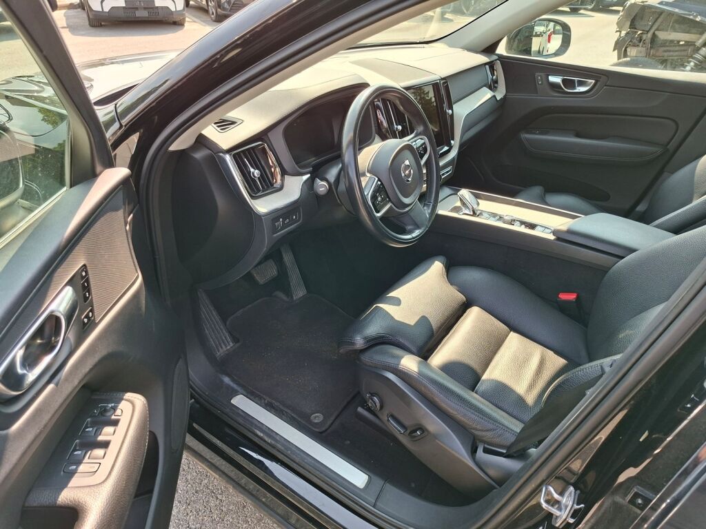 Volvo XC60 2021 Musta