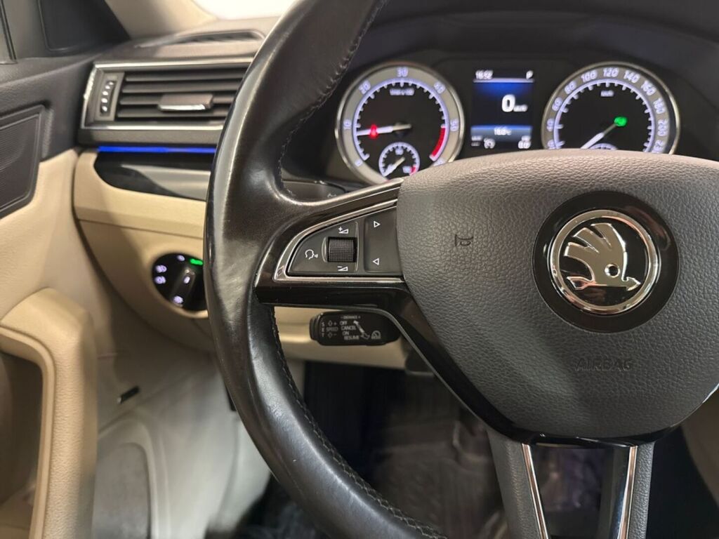 Skoda Superb 2018 Sininen