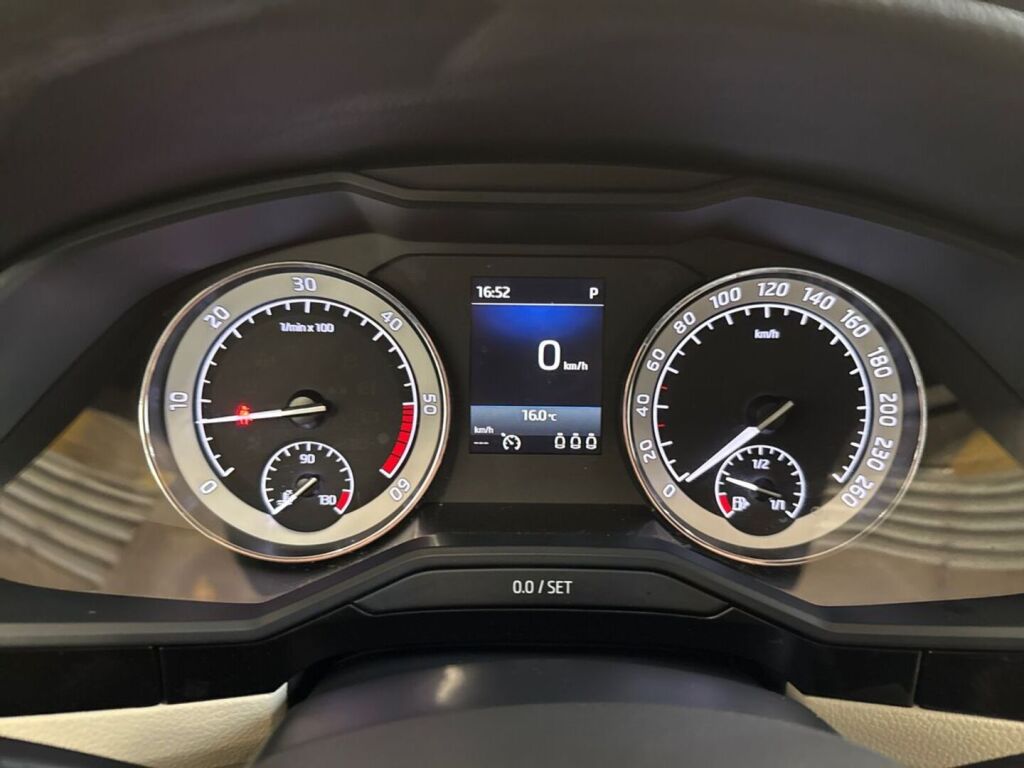 Skoda Superb 2018 Sininen