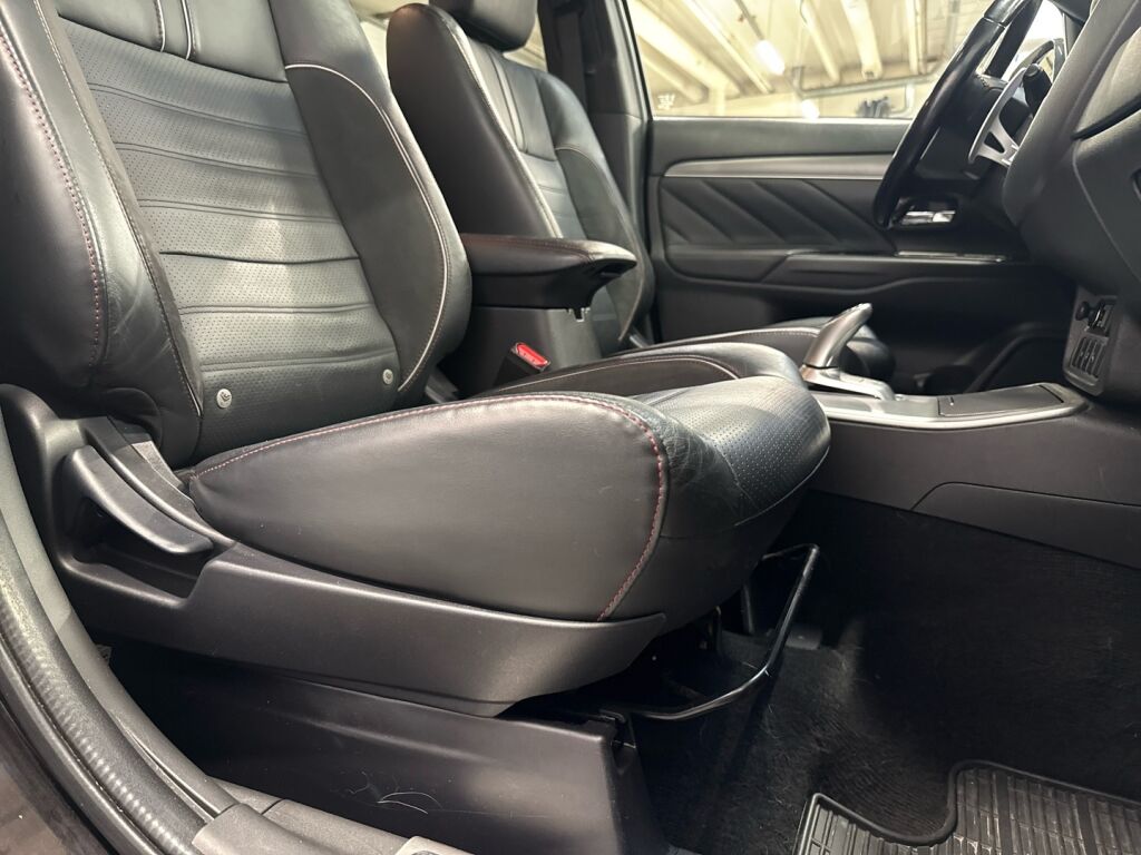 Mitsubishi Outlander PHEV 2018 Musta