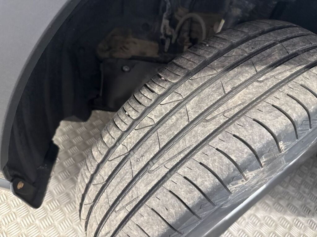 Toyota RAV4 2021 Musta