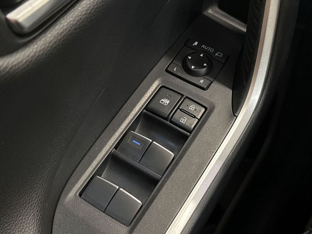 Toyota RAV4 2021 Musta