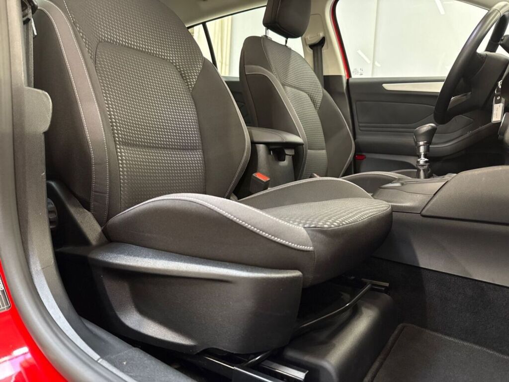 Ford Focus 2021 Punainen