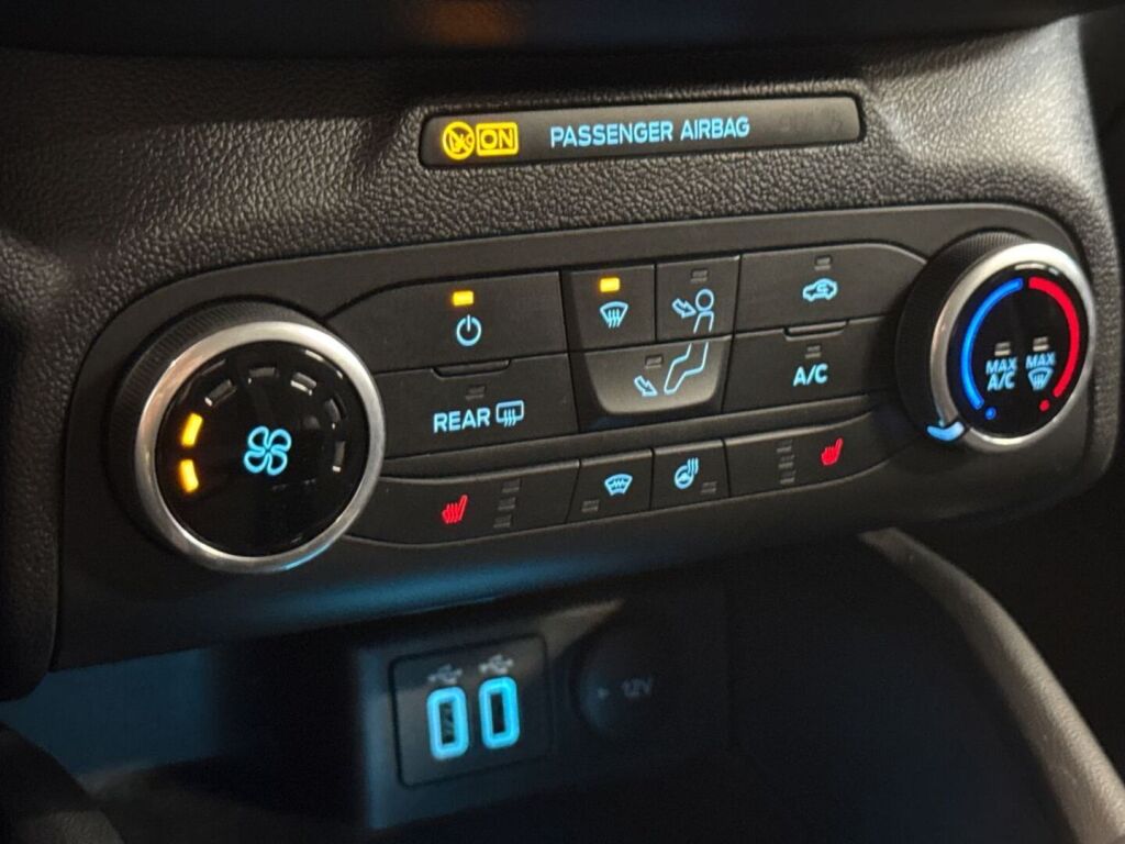 Ford Focus 2021 Punainen
