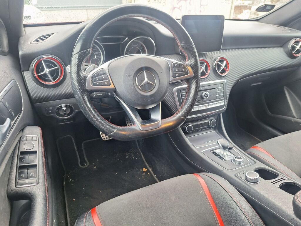 Mercedes-Benz A 2017 Punainen