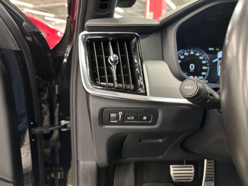 Volvo S90 2021 Musta