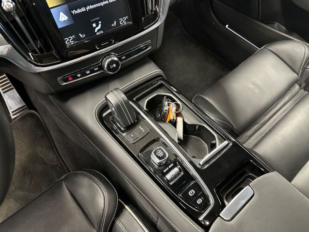 Volvo S90 2021 Musta