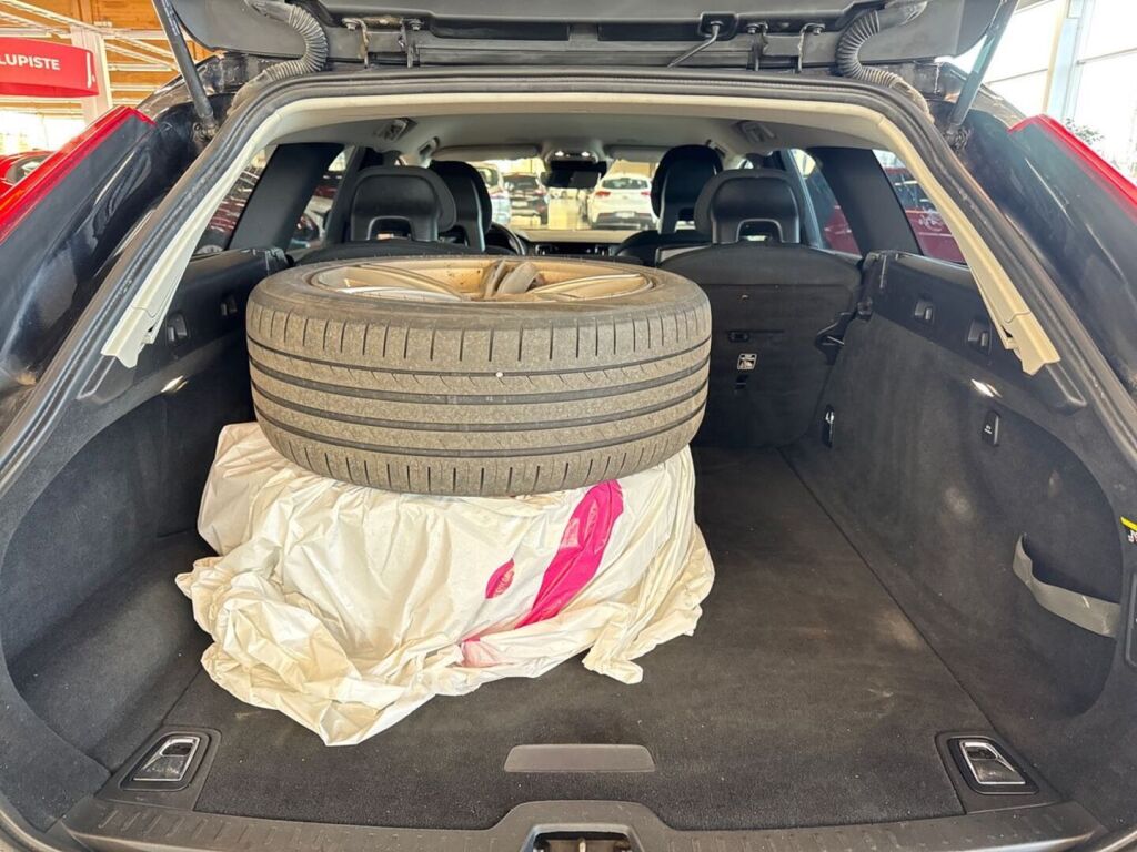 Volvo V90 2017 Musta