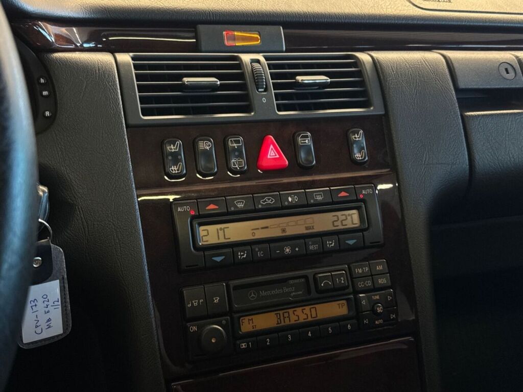 Mercedes-Benz E 1997 Sininen