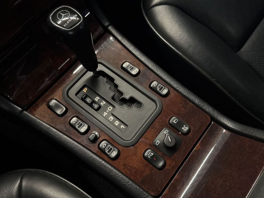 Mercedes-Benz E 1997 Sininen