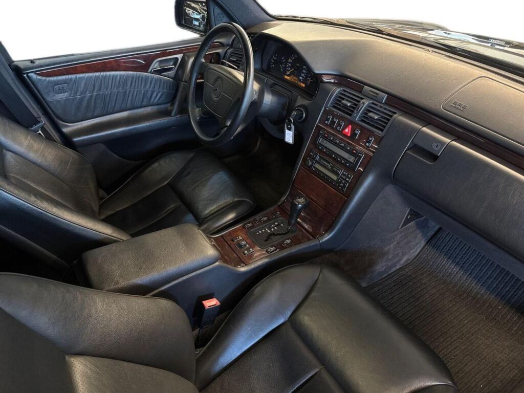 Mercedes-Benz E 1997 Sininen