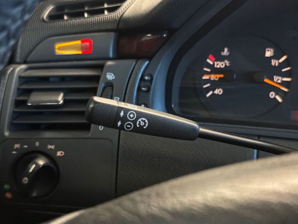 Mercedes-Benz E 1997 Sininen
