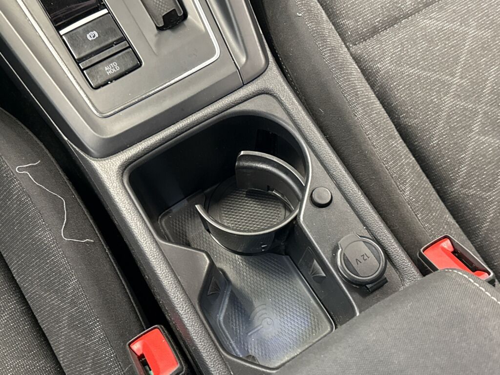 Volkswagen Golf 2022 Musta