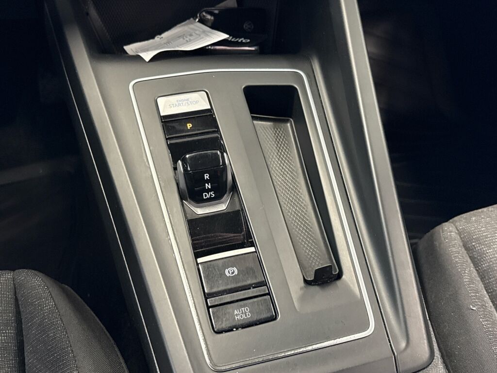 Volkswagen Golf 2022 Musta